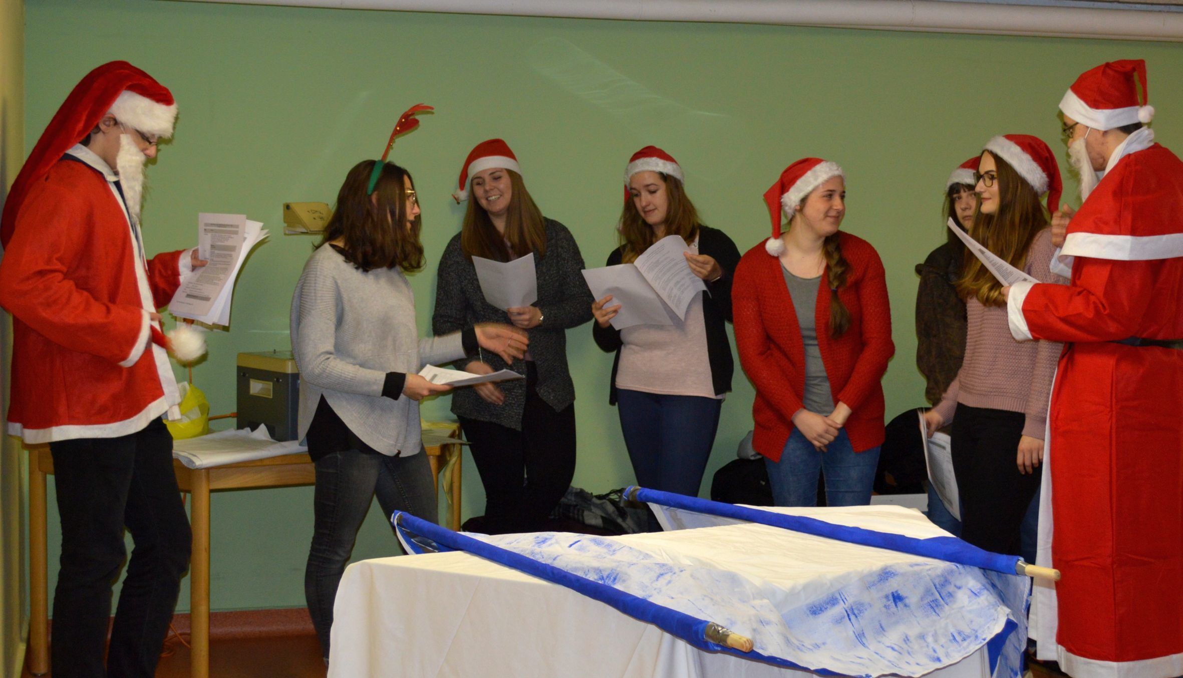 Die Schülerinnen und Schüler hatten natürlich auch Weihnachtslieder im Gepäck. Foto: LWL/Seifert