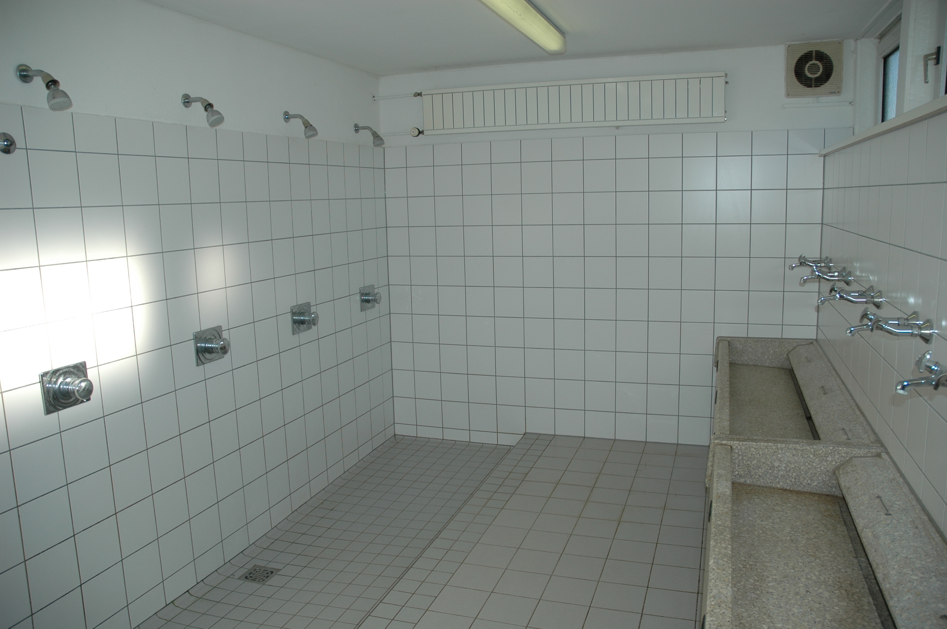Die Stadtverwaltung will durch den Einbau spezieller Legionellen-Filter im Laufe dieser Woche sicherstellen, dass drei von sechs Duschen, die Toiletten und der Verkaufsraum wieder nutzbar sind. Archiv-Foto: Jungvogel