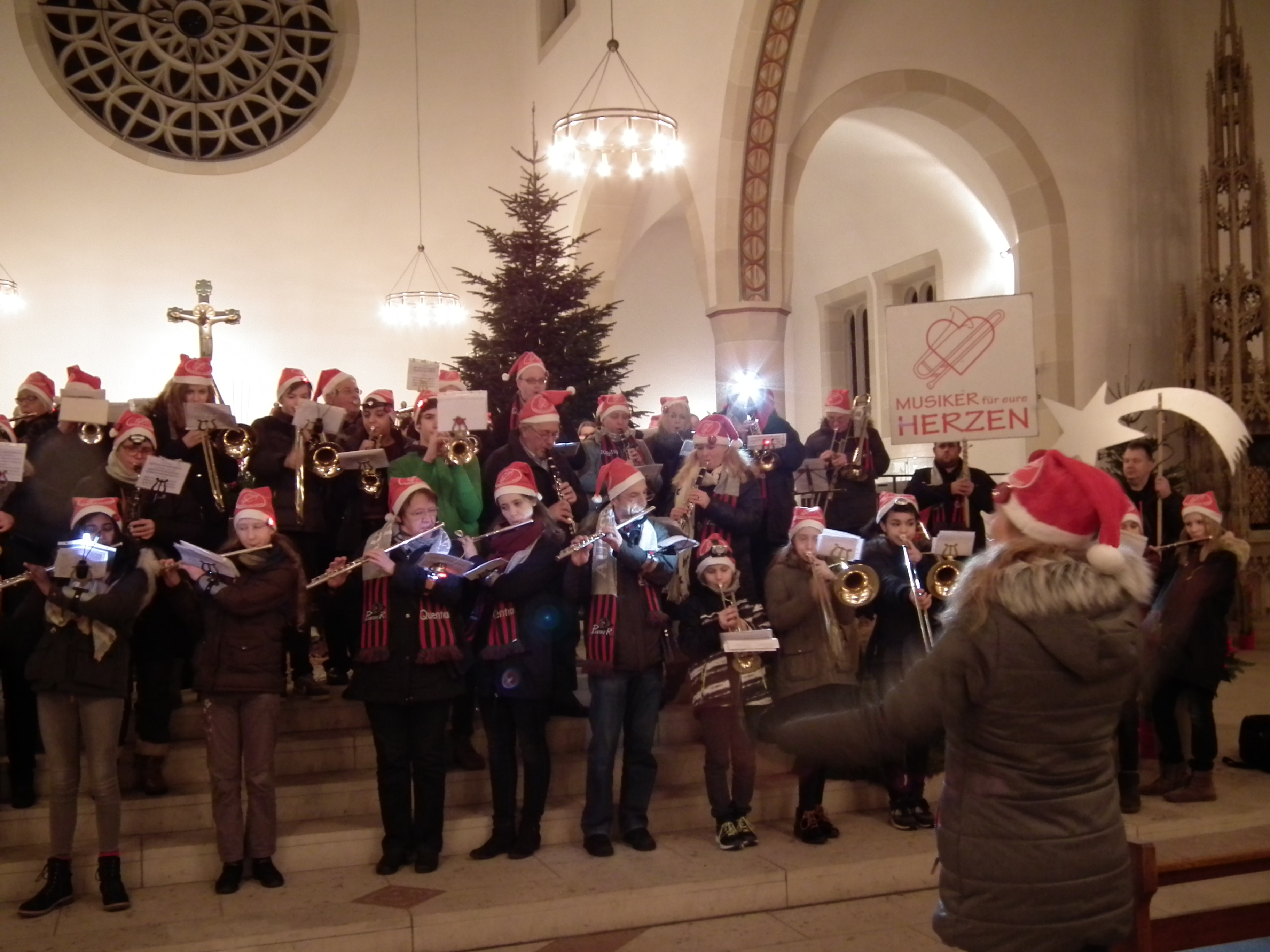 Am Tag vor Heiligabend bringen die "Musiker für eure Herzen" auch in diesem Jahr weihnachtliche Stimmung zu den Kliniken, Wohnheimen und Hilfseinrichtungen in Datteln.