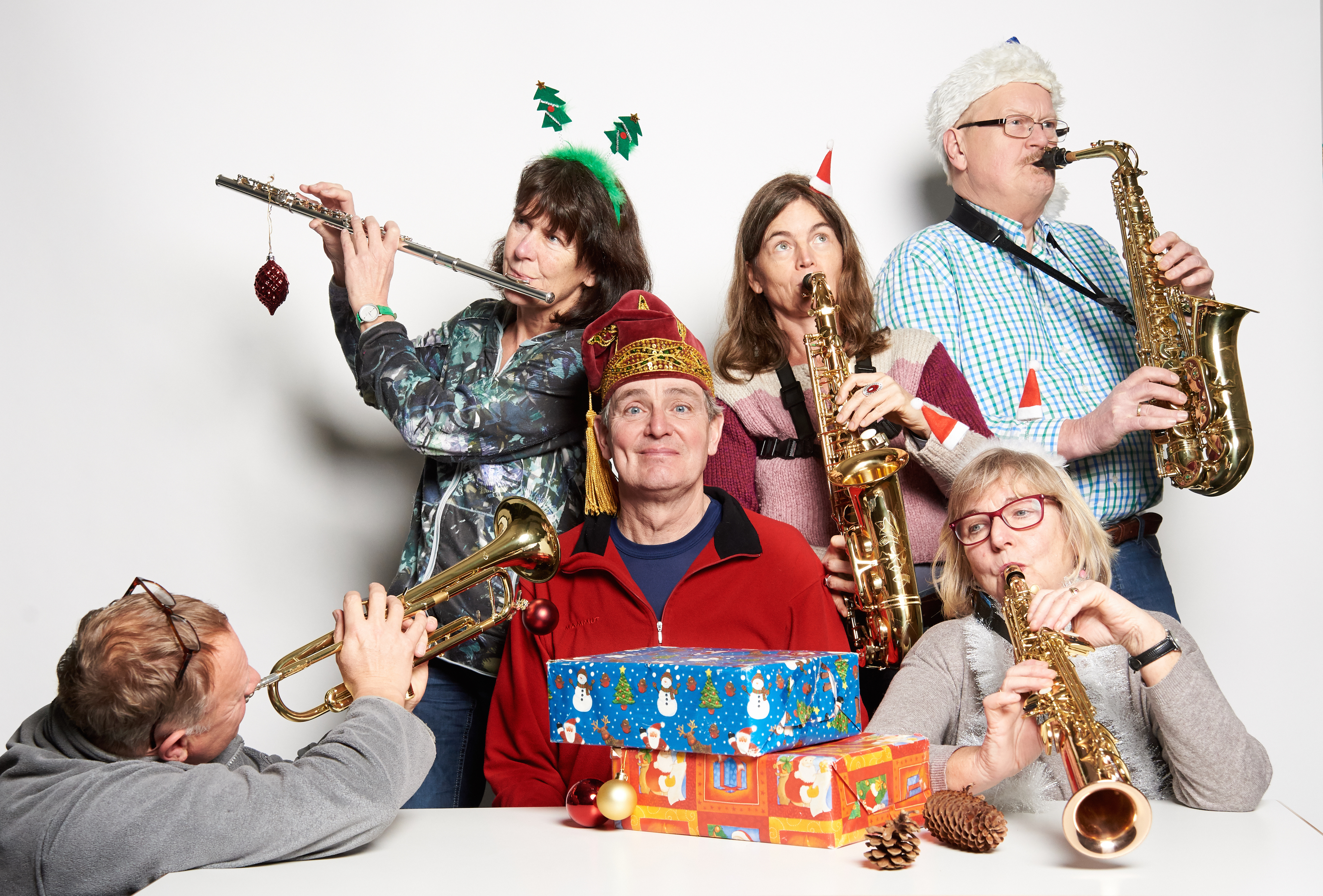 Tuba Libre lädt am 23. Dezember zur Weihnachtsgala ein, die wegen der geschlossenen Lokalität Bahnhof Süd jetzt in Überruhr stattfindet. Das Foto zeigt Orchesterleiter Thomas “Doc” Ophelders mit Mitgliedern des schrägen Blasorchesters. Sie hoffen auf rege Teilnahme der Gäste beim Wichteln, um die Saalmiete einzuspielen.