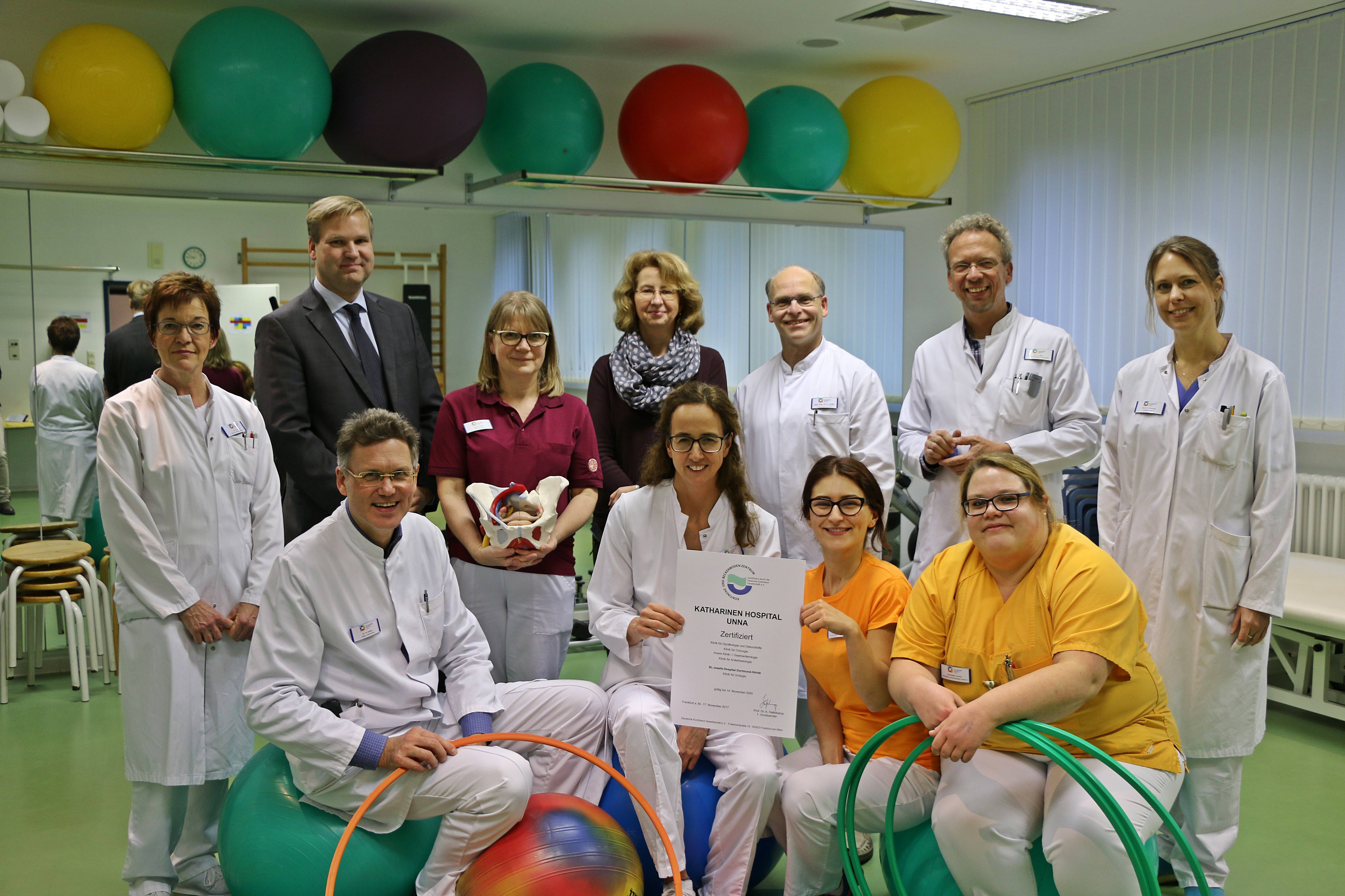 Die Klinik für Gynäkologie und Geburtshilfe, die Klinik für Allgemein- und Viszeralchirurgie sowie die Physikalische Therapie eng zusammen. Hinzu kommen Urologen aus dem St. Josefs-Hospital Dortmund-Hörde. Aus dem Katharinen-Hospital arbeiten zudem die Experten der Inneren Klinik I/Gastroenterologie sowie der Anästhesiologie/Schmerztherapie als Kooperationspartner im Beckenbodenzentrum mit. 