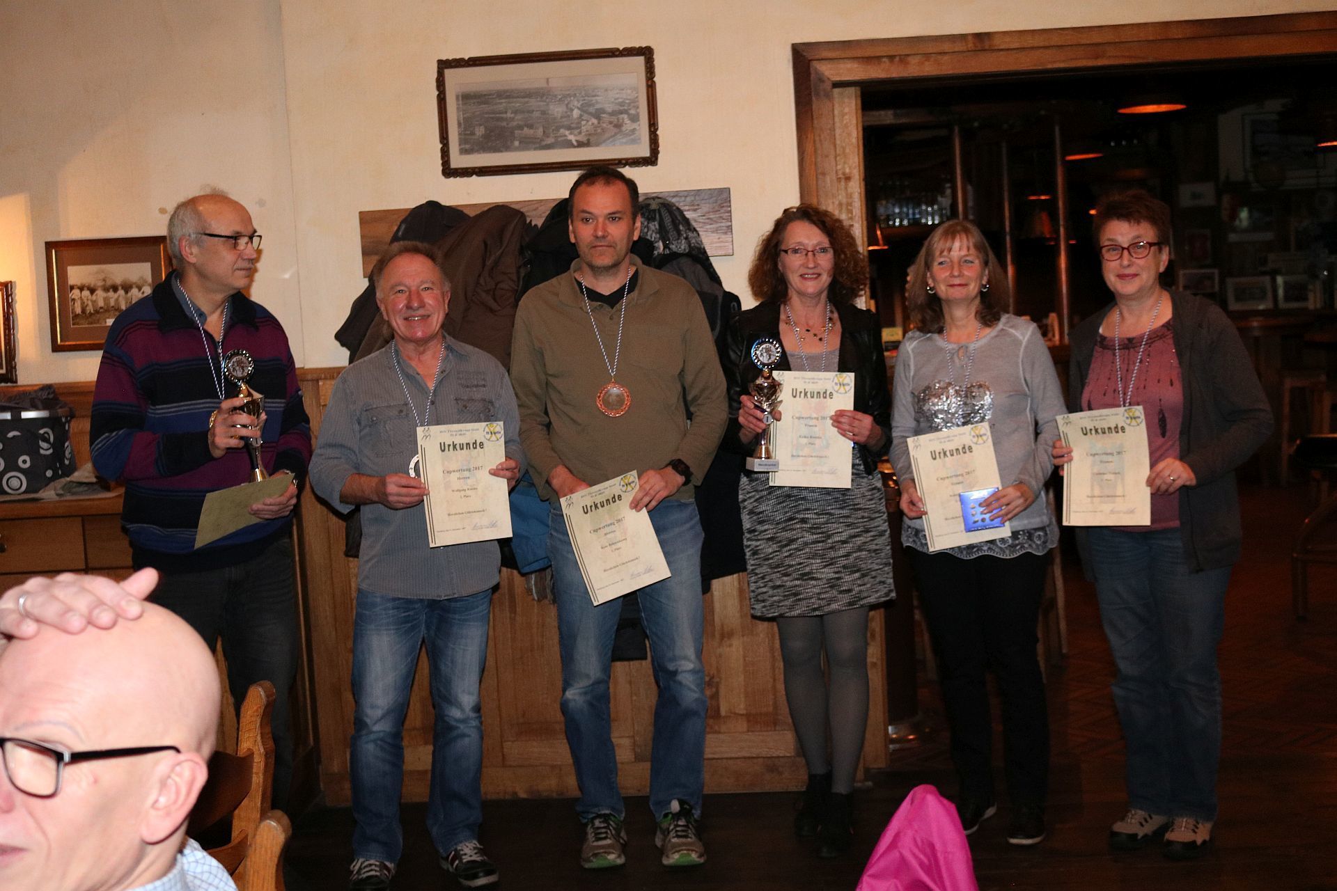 Ehrung der ersten drei Frauen und Männer der abteilungsinternen Cup-Wertung: Karl-Heinz Liß, Wolfgang Roeske, René Bohnenkamp, Erika Roeske, Renate Klesse und Christina Teutsch.