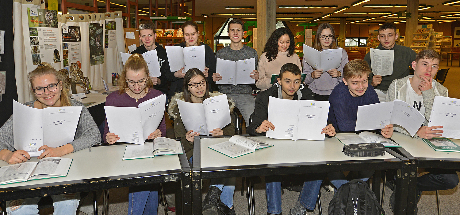 Rund 180 Gladbecker Gymnasiasten nutzten zum Ende des Jahres 2017 zur Teilnahme an den seit 2010 angebotenen Workshops "Fit für die Facharbeit" in der Stadtbücherei. Foto: Kariger