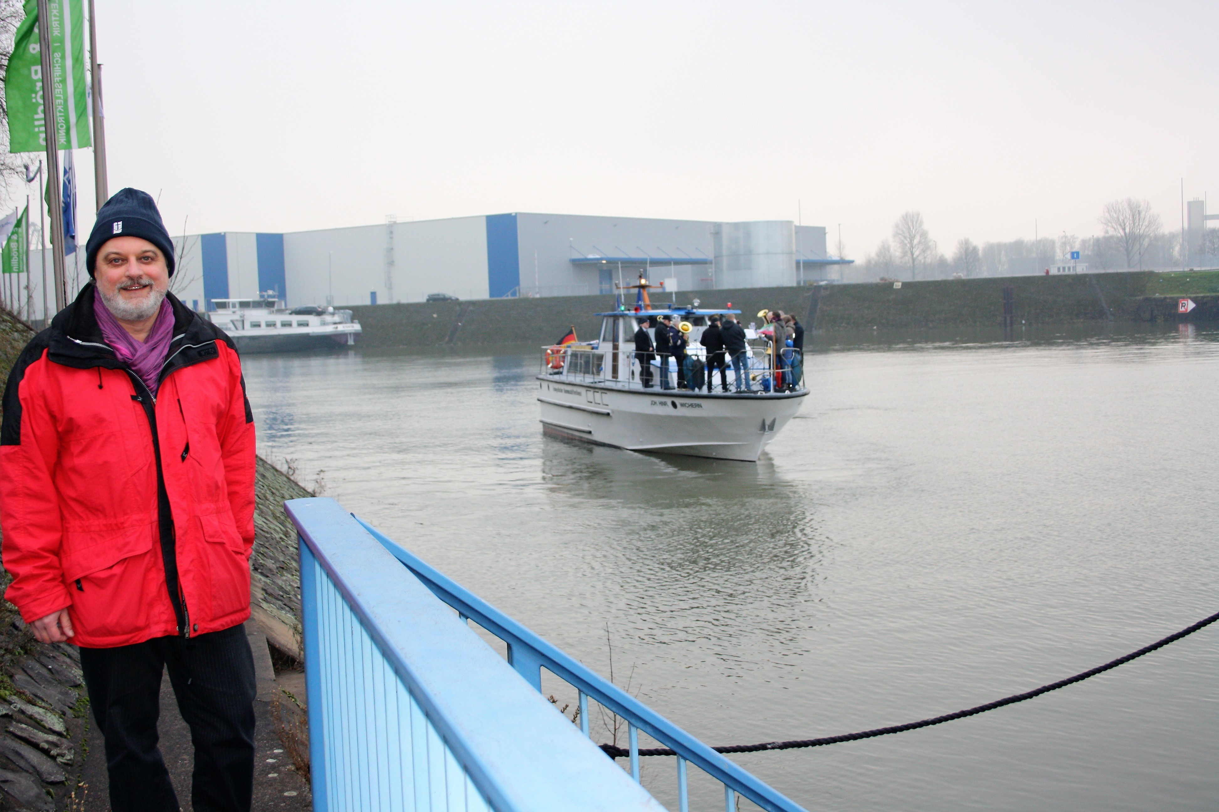 Schifferpastor Frank Wessel verabschiedet seine schwimmende Kirche zu einer Bescherungstour durch den Duisburger Hafen. Fotos: Reiner Terhorst