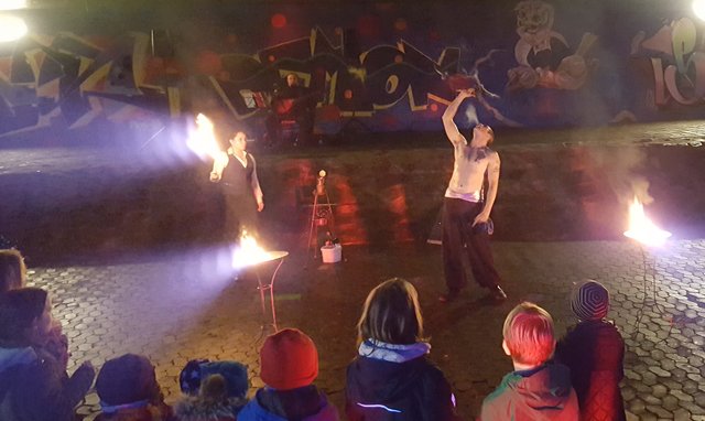 Die Kinderaugen leuchteten mit dem Feuer um die Wette.
Foto: Henschke