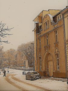 Blick in die verschneite "Kleine Ruhrstraße" mit der Ruhrgalerie und Kunsthaus Mülheim Stadtmitte