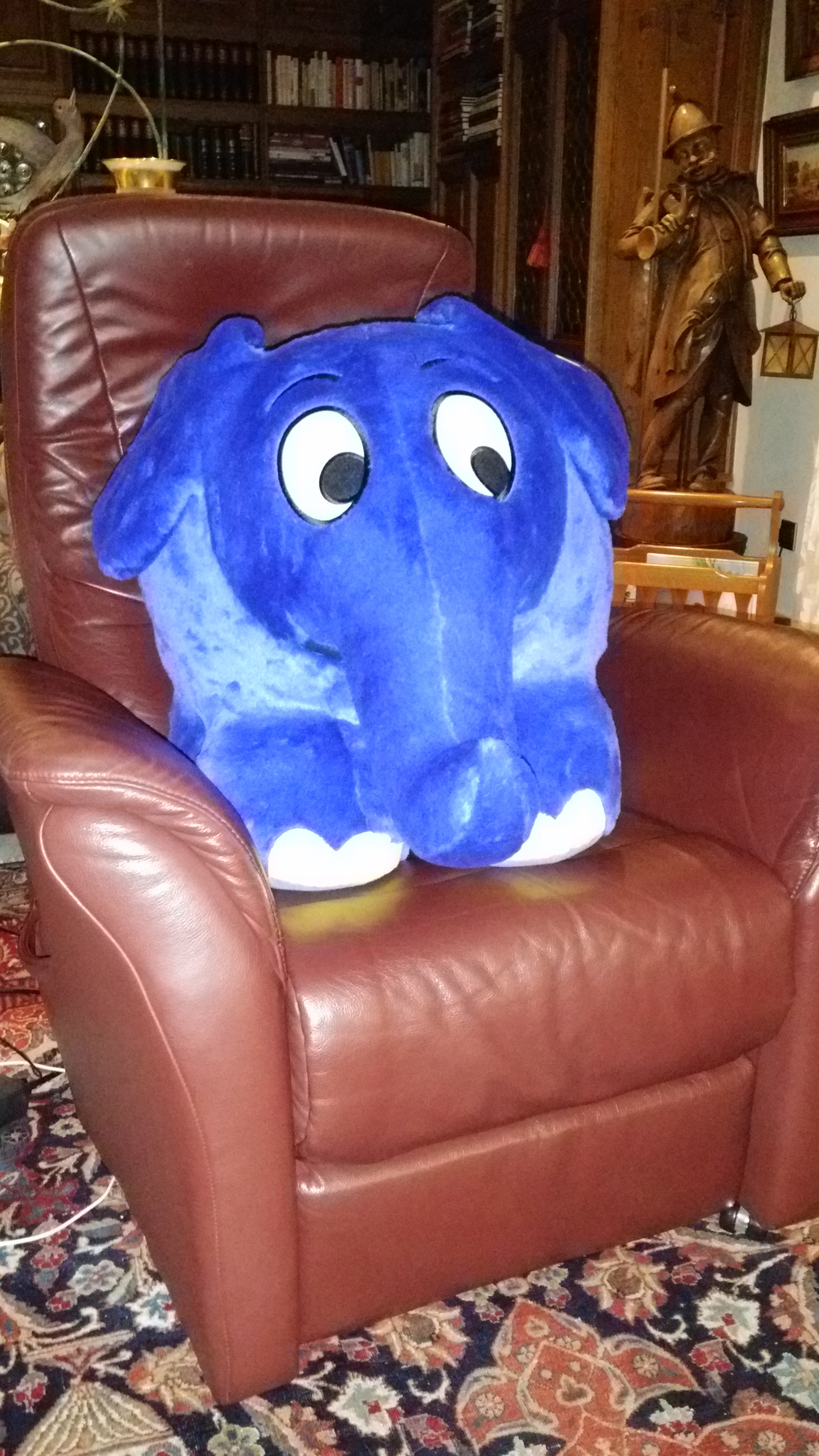 Als erstes "ungeliebtes Geschenk" einer bofrost*-Mitarbeiterin konnte DU Kids diesen blauen Elefanten aus der Sendung mit Maus entgegen nehmen. Die Spenderin betont, sie liebe ihn sehr, habe aber leider keine Verwendung dafür.