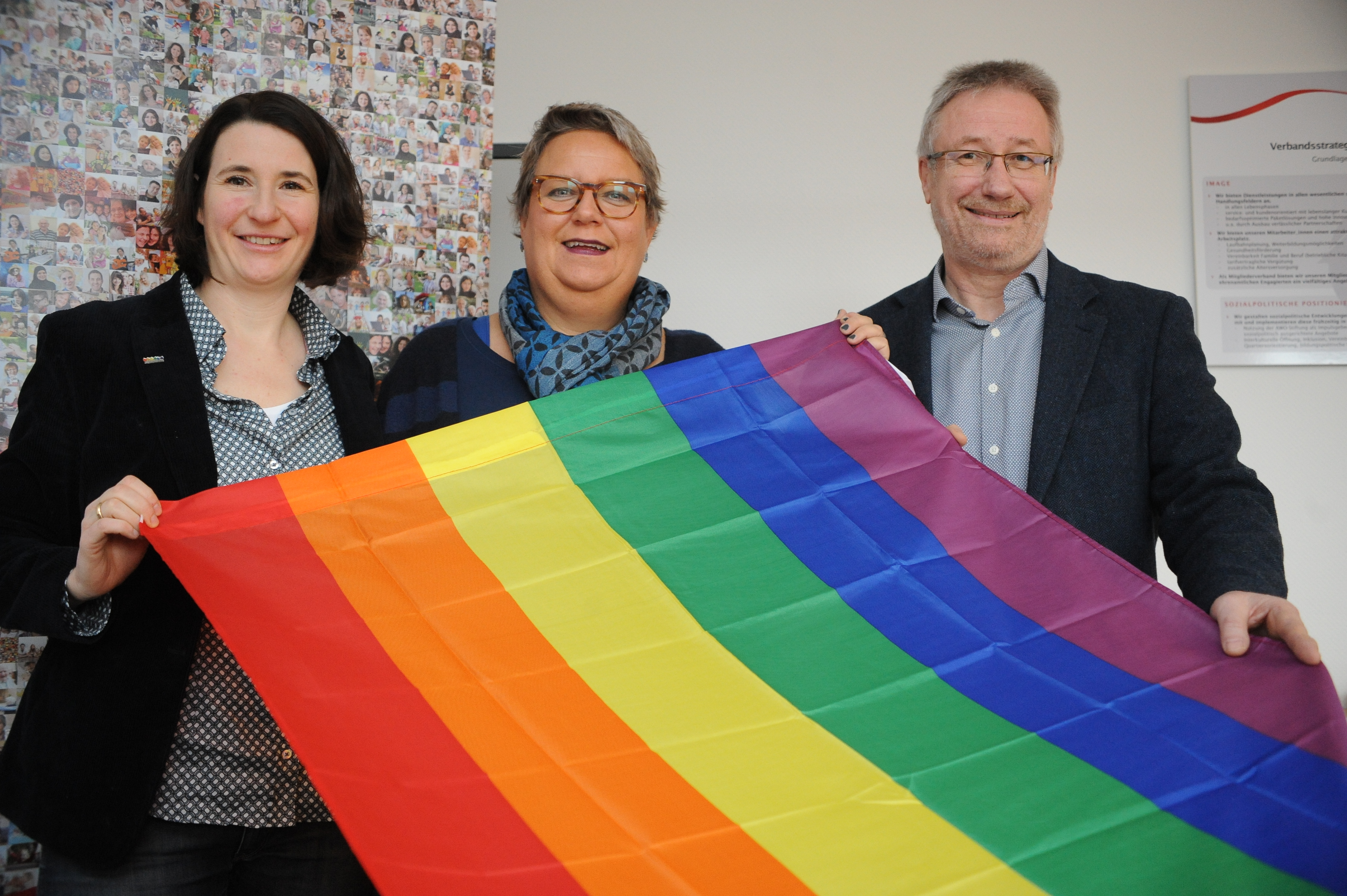 Michaela Herbertz-Floßdorf, Vivian Donner und Klaus Trömer unterstützen Regenbogenfamilien.^ Foto: vos
