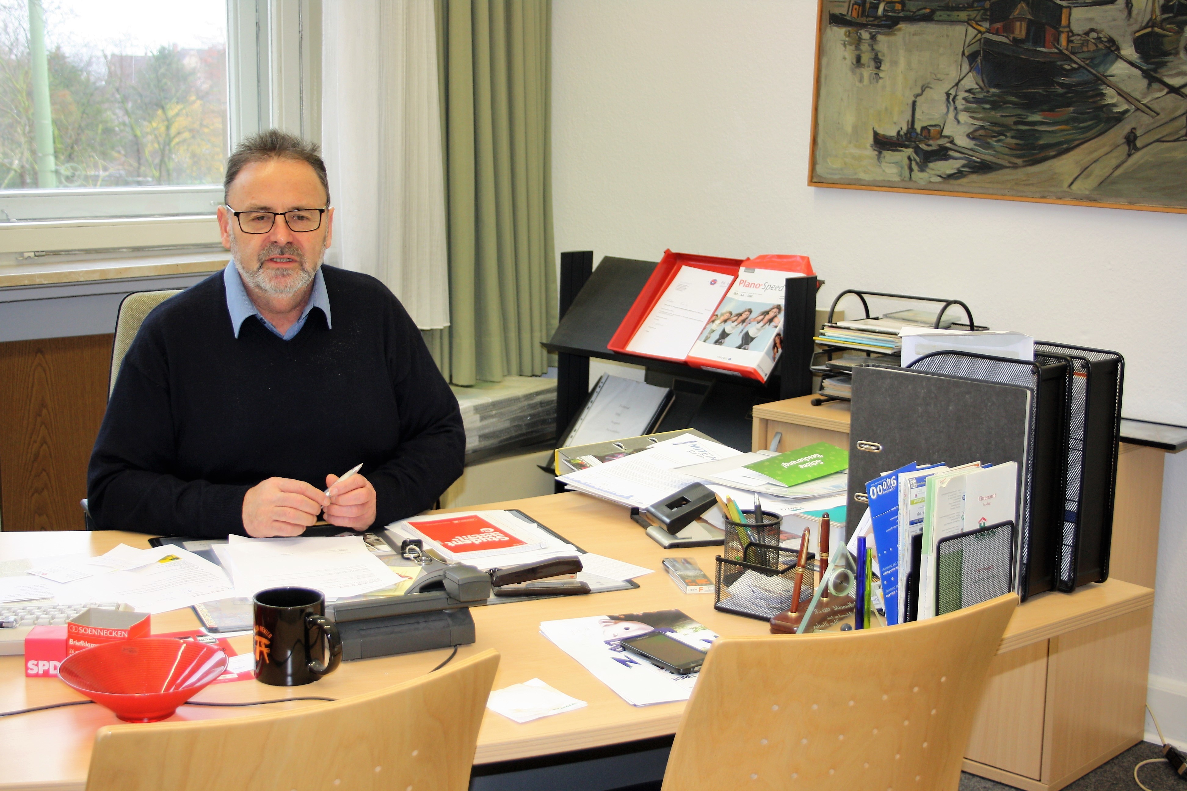 Bezirksbürgermeister Uwe Heider an seinem Schreibtisch im Hamborner Rathaus. Von hier wird Vieles für die Zukunft Hamborns geregelt. Fotos: Reiner Terhorst