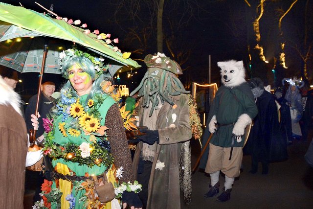 Davy Jones marschiert friedlich mit Blumenfeen und einem Wolfsmenschen. | Foto: Schmitz