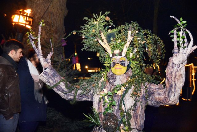 Ein Baumwesen auf dem Lichterweihnachtsmarkt. | Foto: Schmitz