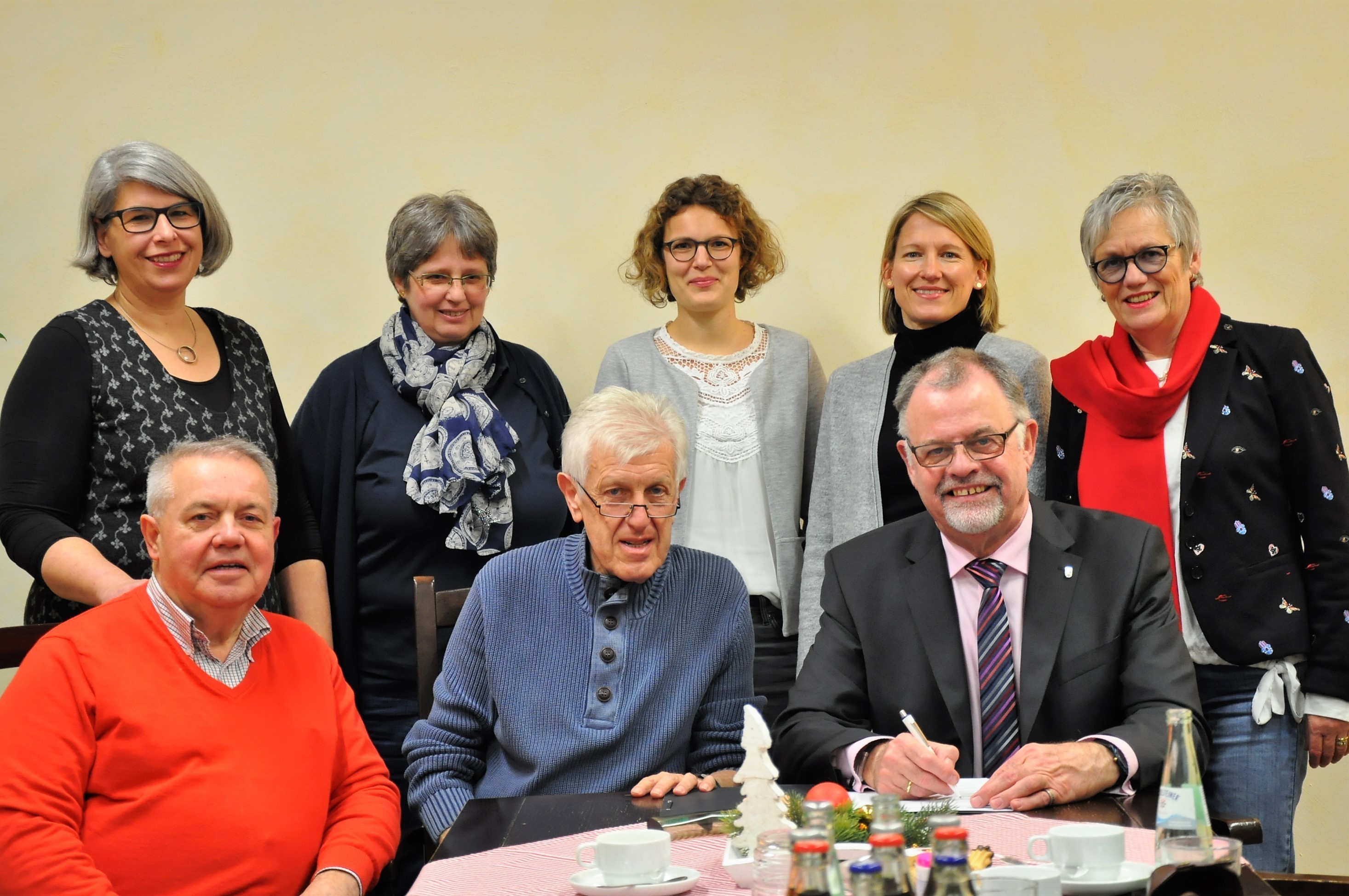LEADER-Regionen vereinbaren gemeinsame Aktionen zur Umweltbildung (sitzend, v.r.): Hans-Josef Linßen, Leo Giesbers, Hans-Theo Mennicken, (stehend v.r.): Margret Voßeler, Simone Schönell, Kristin Hendriksen, Monika Hertel und Barbara Telgen.