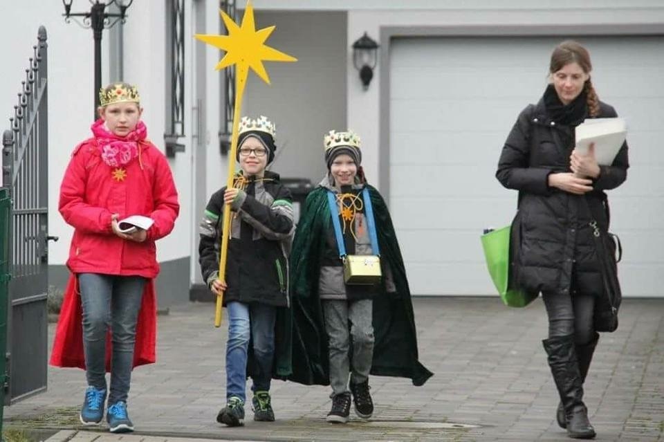 Im vergangenen Jahr zogen die Sternsinger der Gemeinde St. Hildegard von der Kirche aus durch die Straßen in Röttgersbach und Obermarxloh.
Foto: Gemeinde St. Hildegard