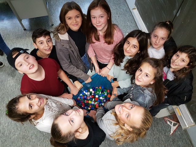 Stolz - und das zurecht - präsentieren die Schüler das Ergebnis ihrer Arbeit. ^Foto: Benjamin Brenienek