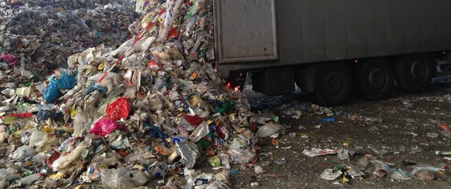 In Sortieranlage ausgeladener LVP-Müll