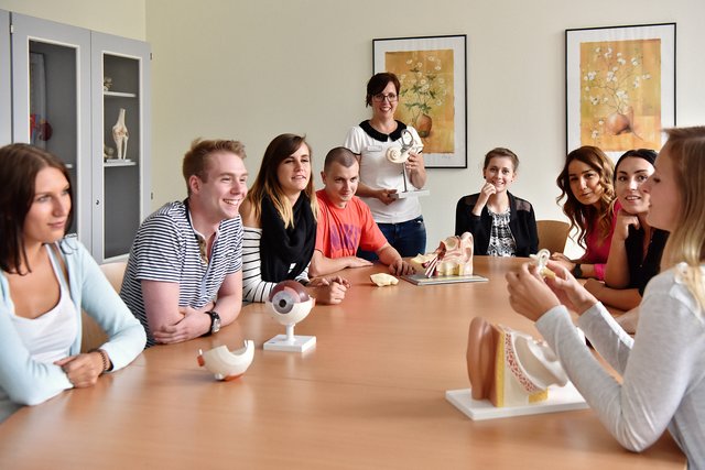Die Lehrer der Krankenpflegeschule wurden für ihre gute Arbeit ausgezeichnet.
