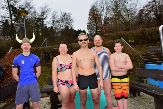 Valery (gestreiftes Shirt) mit seinen Freunden.