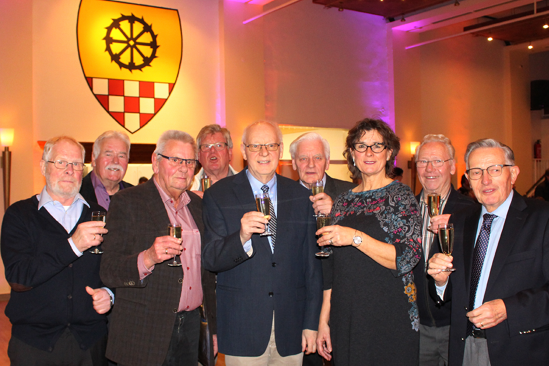 Der Vorstand des Vereins Massener Bürgerhaus e.V. stieß mit Renate Nick auf das Jahr 2018 an -
Hans Struck, Werner Dempe, Siegfried Freitag, Werner Rienhoff, Helmut Tewes, Kurt Hille, Renate Nick, Hans Kralemann, Wolfram Kleimann