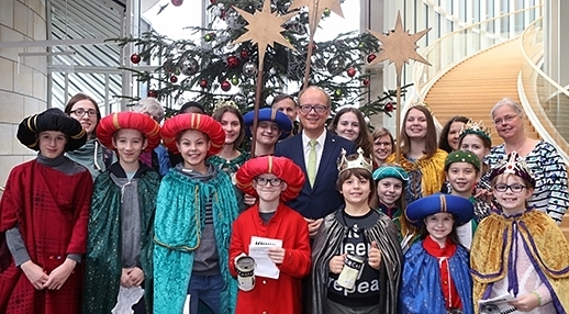 Landtagspräsident André Kuper begrüßt die Sternsinger im NRW-Landtag