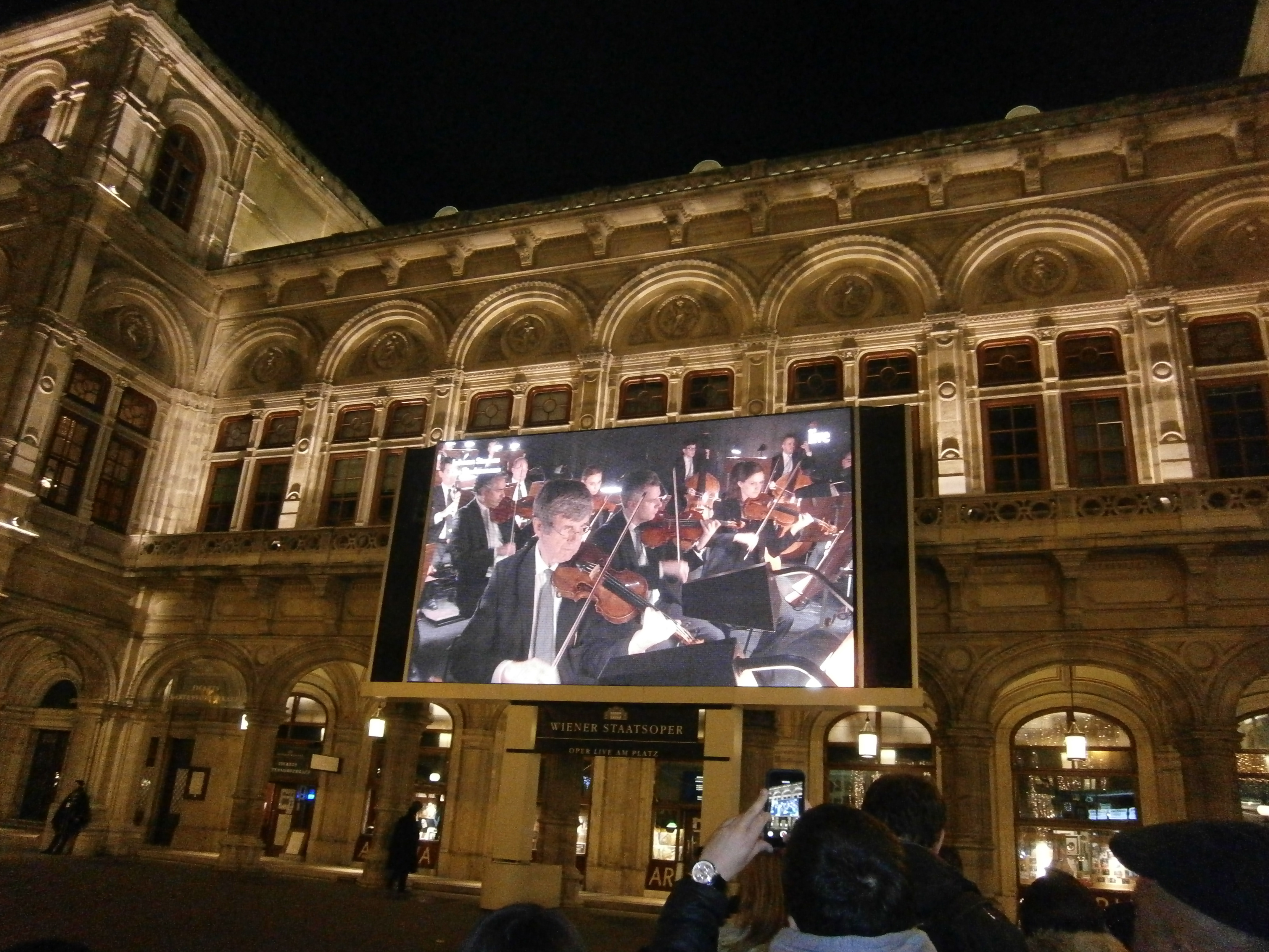 Oper live (oder besser gesagt: "Operette live") am Herbert-von-Karajan-Platz in Wien: Zu Silvester und Neujahr gab's wie in jedem Jahr "Die Fledermaus" von Johann Strauss. - Foto: Sylvia Kreye, 01.01.2018.