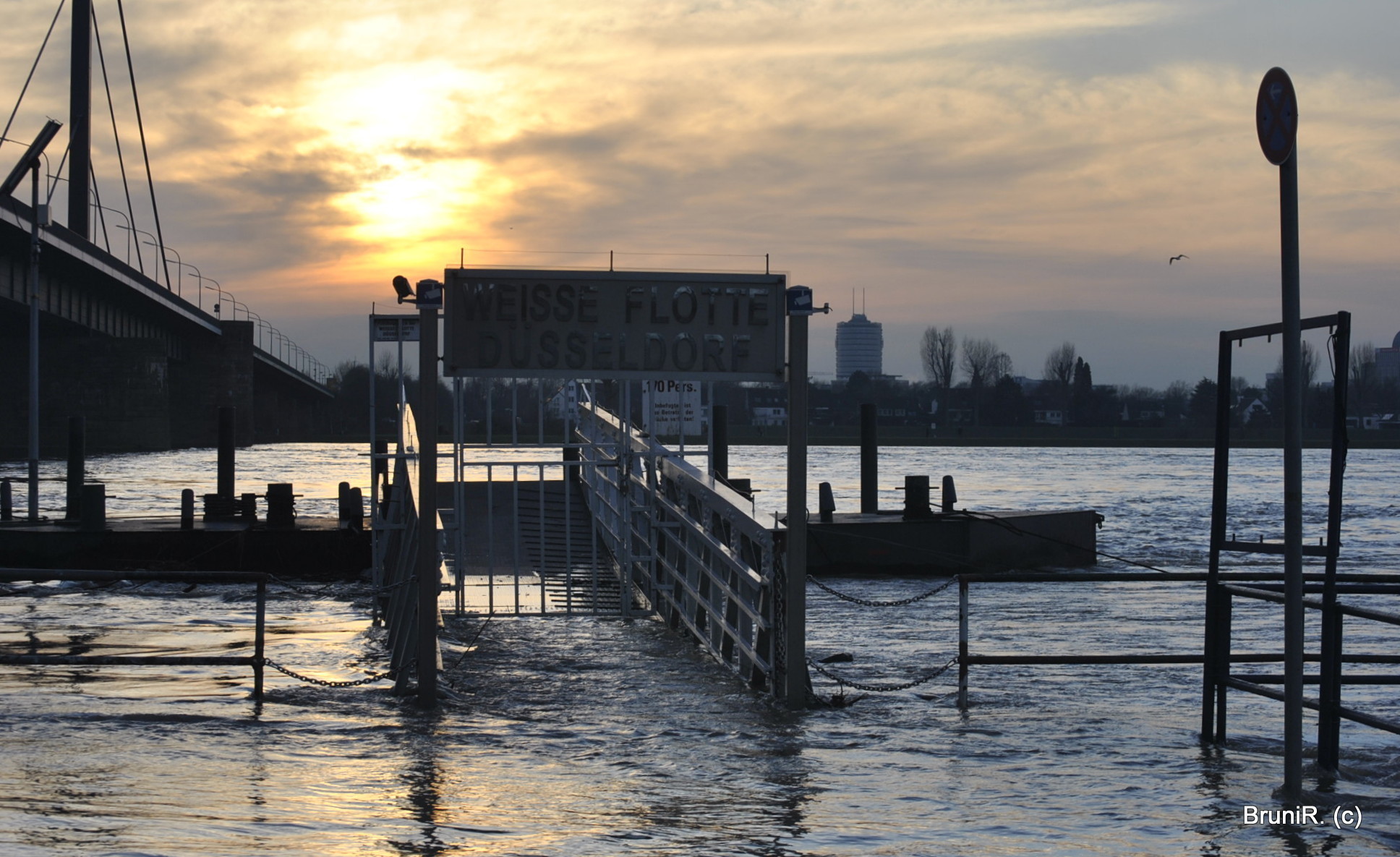 Lokales aus Düsseldorf Unglaublich! Hochwasser überflutet die letzten Wege! 8. Januar Lokales aus Düsseldorf Unglaublich! Hochwasser überflutet die letzten Wege! 8. Januar