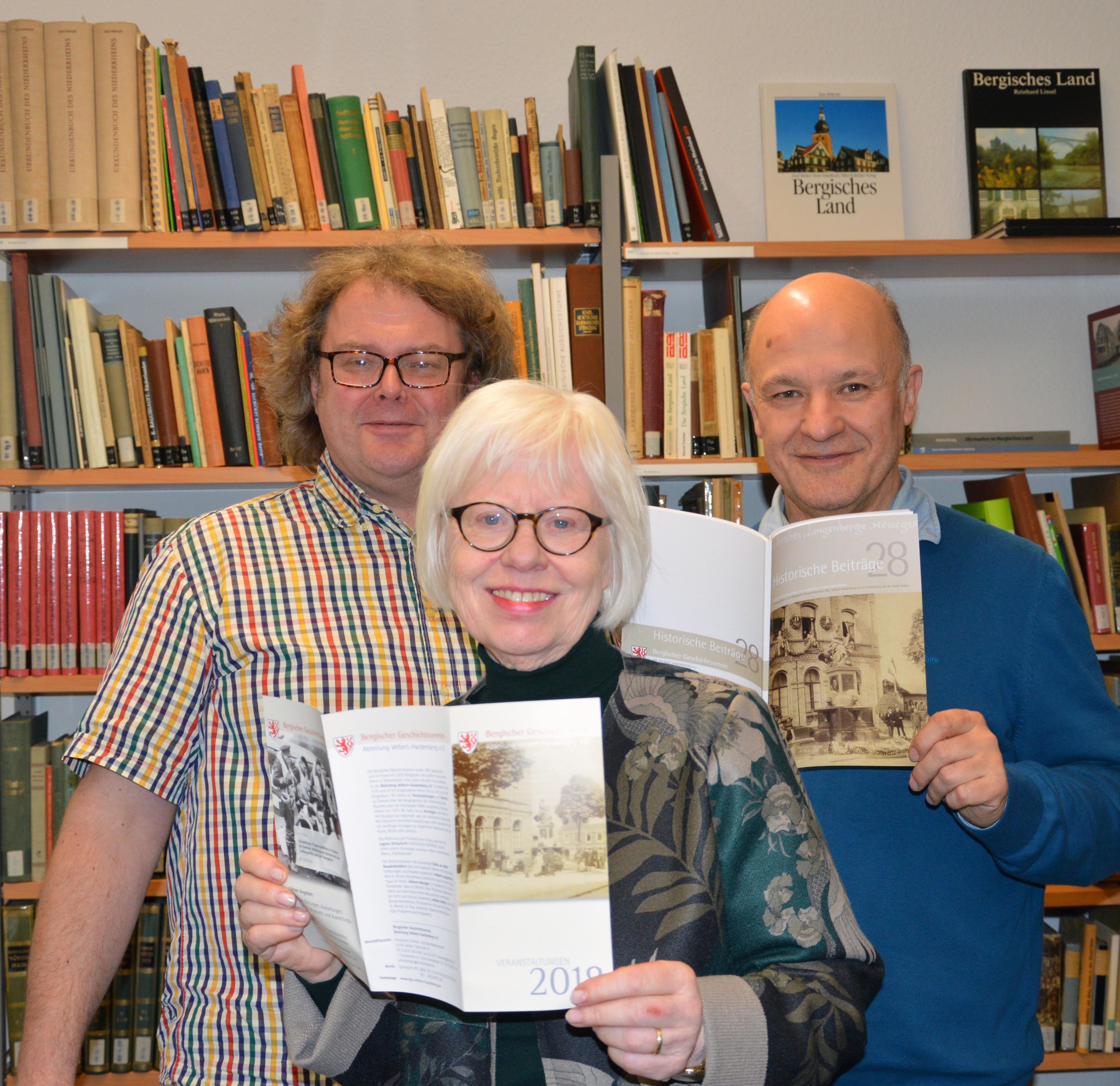 Die beiden Vorsitzenden des Bergischen Geschichtsvereins Dr. Ulrich Morgenroth (2. Vorsitzender, v.l.), und Dr. Jutta Scheidsteger (1. Vorsitzende) und Stadtarchivar Christoph Schotten, der auch im Vereinsvorstand ist, stellten das neue Heft "Historische Beiträge" sowie das Jahresprogramm des Vereins vor.