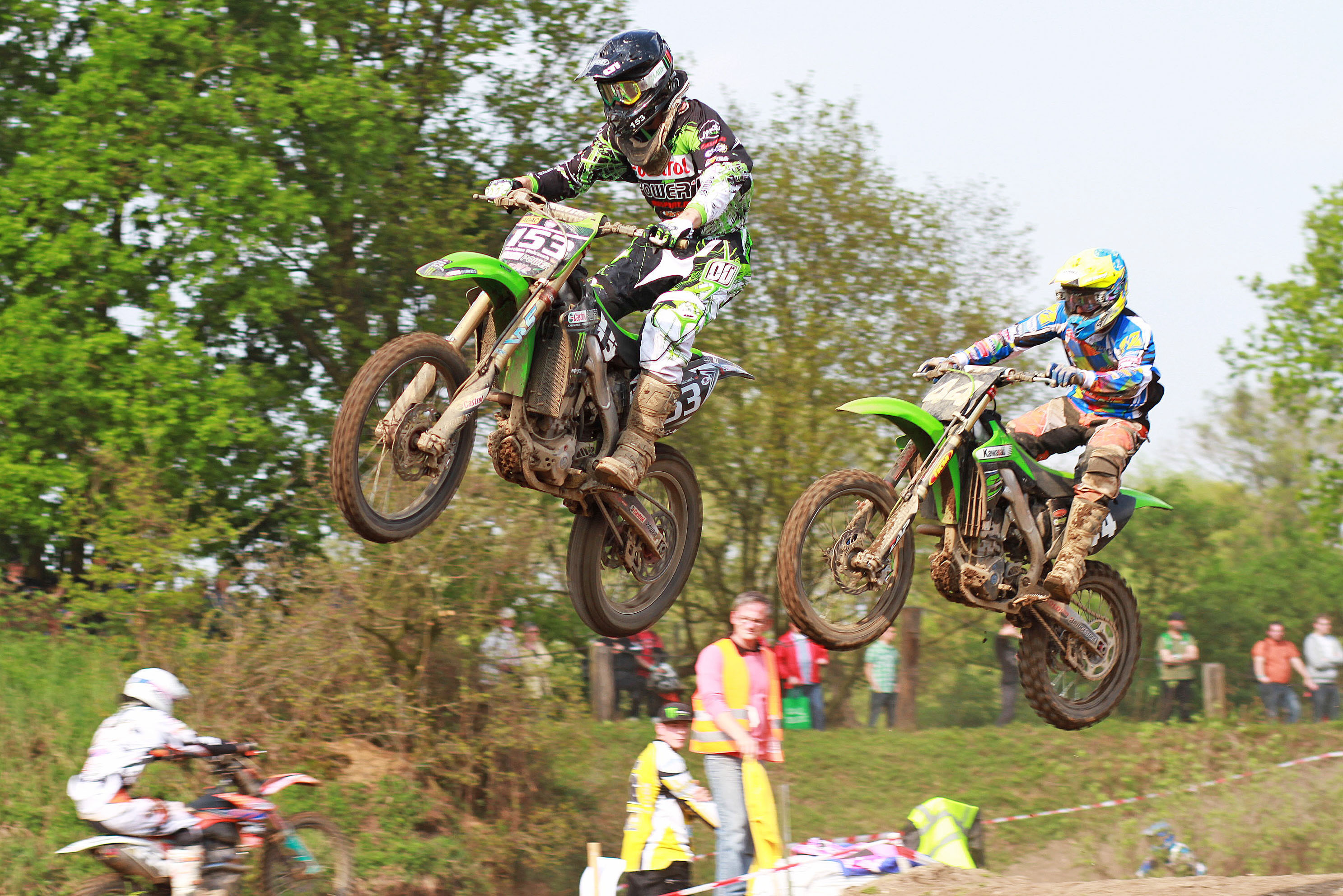 Die Solofahrer beim heißen Ritt auf ihren schnellen Bikes. Zweikämpfe zu Land und in der Luft um jeden Meter, wie hier #153 MatthiasWalczuch (Moers) vor #44 JanUhlig (Lugau) Fotos: Roland Beyer