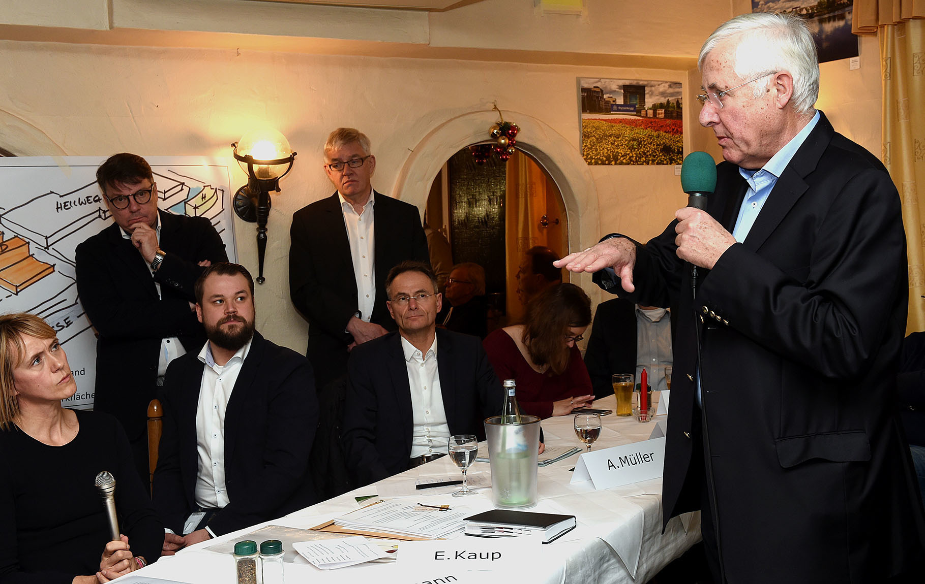 Alle an einem Strang: Die Firmen Edeka und Deichmann sowie die CDU-Schönebeck stellten die Pläne für die Aktienstraße vor. Die Moderation übernahm Klaus Diekmann (re.). Fotos: Debus-Gohl