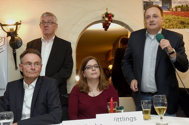 Restaurant Große-Segerath, Lohstr. 83Bürgerversammlung zwecks Vorstellung der Baupläne von Deichmann und Edeka (Aktienstr.)V.l.: Andreas Müller (Stadtplanung und Stadtentwicklung der Stadt Essen), ??  ??, Jessica Fuchs (BV Borbeck für Bedingrade), Marc Wittlings (Mitglied der BV Borbeck für Schönebeck)