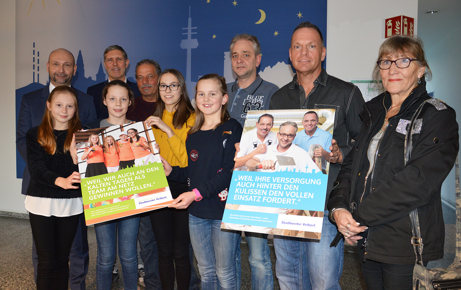 Die vier Nachwuchsmädchen (U12) des Netzballvereins und die Handwerker der Stadtwerke Velbert warben nicht nur für den regionalen Energielieferanten, sondern überreichten in dessen Namen auch Spenden an sozial tätige Einrichtungen aus der Stadt.