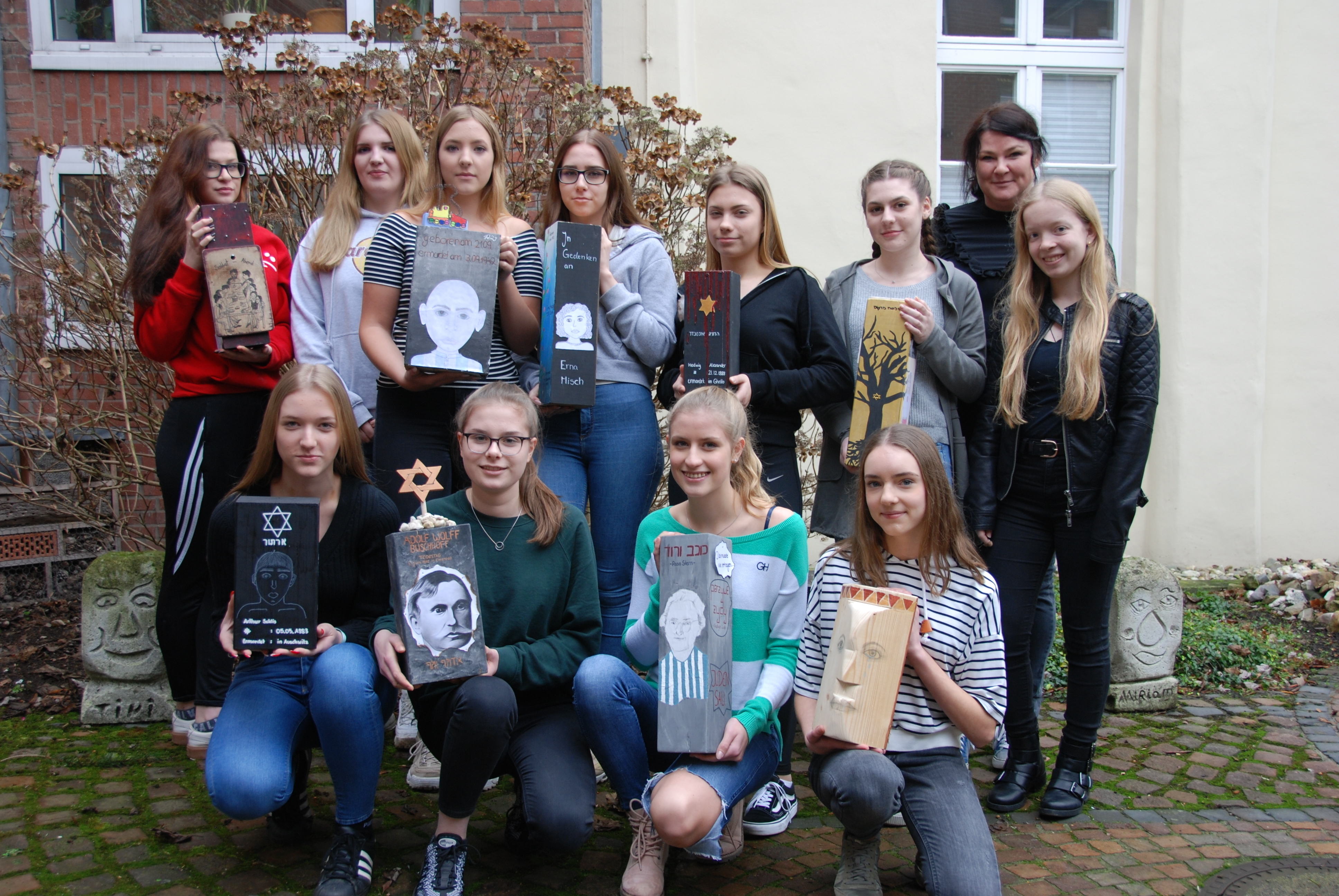 Marienschülerinnen aus dem 10er Kurs Kunst haben sich mit ihren Lehrerinnen und Projektbegleiterinnen Laula Plaßmann und Eva Christine Mesmann mit der Befreiung des KZ Auschwitz auseinandergesetzt.