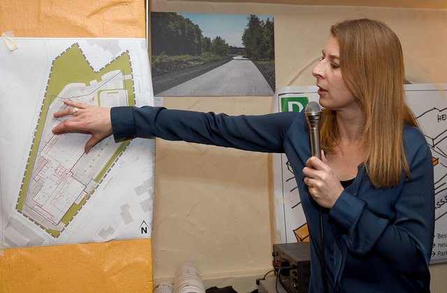 Restaurant Große-Segerath, Lohstr. 83Bürgerversammlung zwecks Vorstellung der Baupläne von Deichmann und Edeka (Aktienstr.)Yvonne Kehren (Edeka, Architektin VDA)
