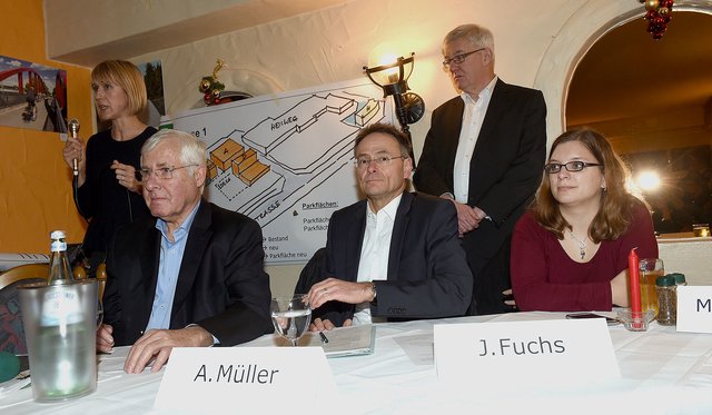 Restaurant Große-Segerath, Lohstr. 83Bürgerversammlung zwecks Vorstellung der Baupläne von Deichmann und Edeka (Aktienstr.)V.l.: Elke Kaup (Edeka Standortentwicklung), Klaus Diekmann (Ratsherr und Ortsvors. der CDU Schönebeck), Andreas Müller (Stadtplanung und Stadtentwicklung der Stadt Essen), ??  ??, Jessica Fuchs (BV Borbeck für Bedingrade)