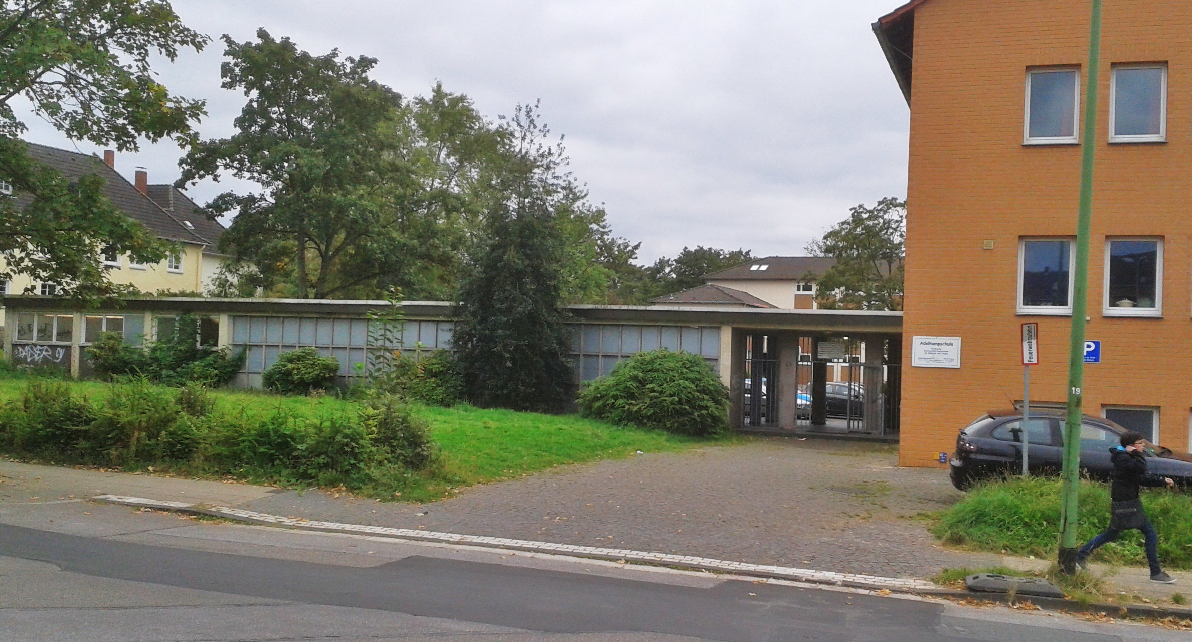 Hier im "Integrationszentrum der Essener Berufskollegs", der früheren Hauptschule Adelkampstrasse, die zeitweilig als Ausweichquartier für einige Jahrgänge der Gesamtschule Bockmühle genutzt wurde, gibt es noch viel zu sanieren. Die vielen jugendlichen Flüchtlinge, die sich als Seiteneinsteiger*innen in die Berufsschulklassen integrieren sollen, brauchen ebenso wie die "Alt-Schüler" intakte Schulgebäude.