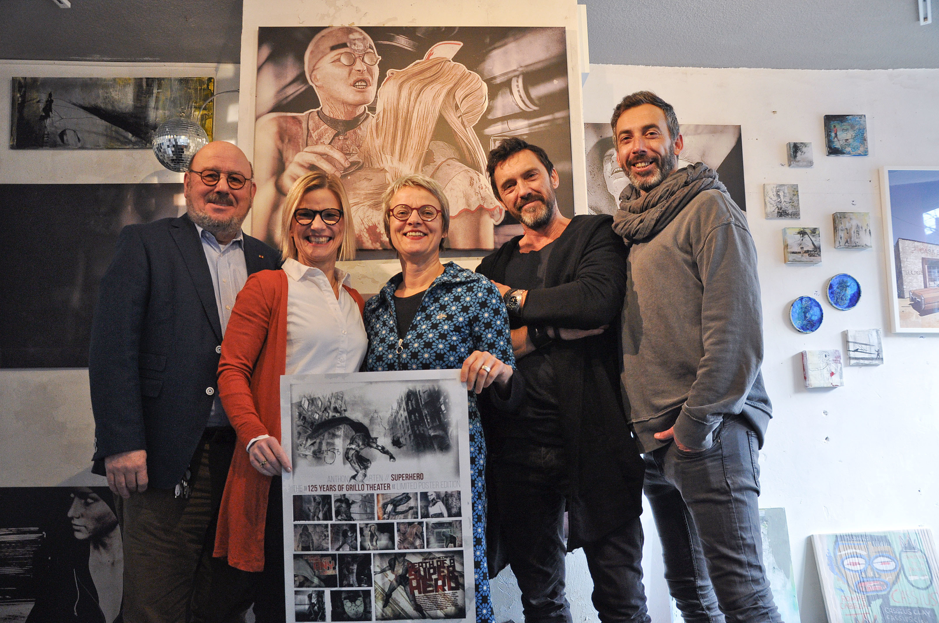 Das Plakat in einer Limited Edition zeigen (v.l.) Peter Hennig und Lara Krieger von der Essener Elterninitiative, Dramaturgin Carola Hannusch und Chris Brackmann sowie Jesus Lopez von der Galerie "JesusChris". Foto: Petra de Lanck