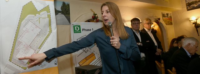 Restaurant Große-Segerath, Lohstr. 83Bürgerversammlung zwecks Vorstellung der Baupläne von Deichmann und Edeka (Aktienstr.)Yvonne Kehren (Edeka, Architektin VDA)