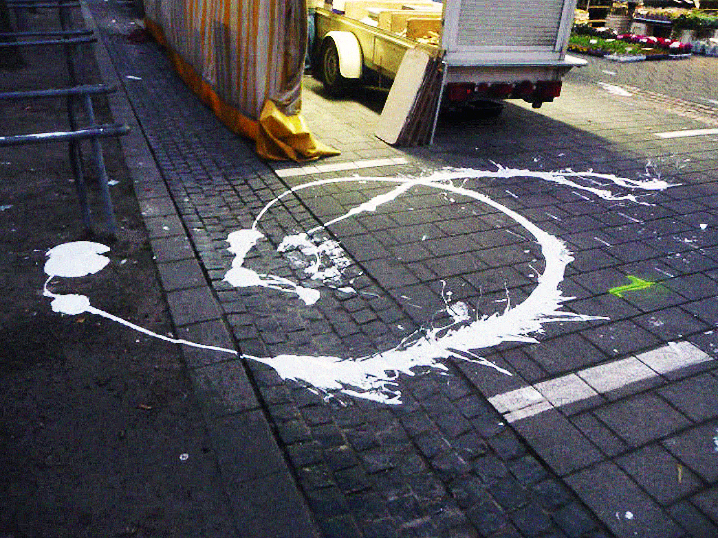 Schon wieder haben Unbekannte im Bereich der Gladbecker Innenstadt ihr Unwesen getrieben. Dieses Mal wurden Teile des Marktplatzes mit weißer Farbe "versaut". Die Tat ereignete sich wahrscheinlich in der Nacht vom 10. auf den 11. Januar.