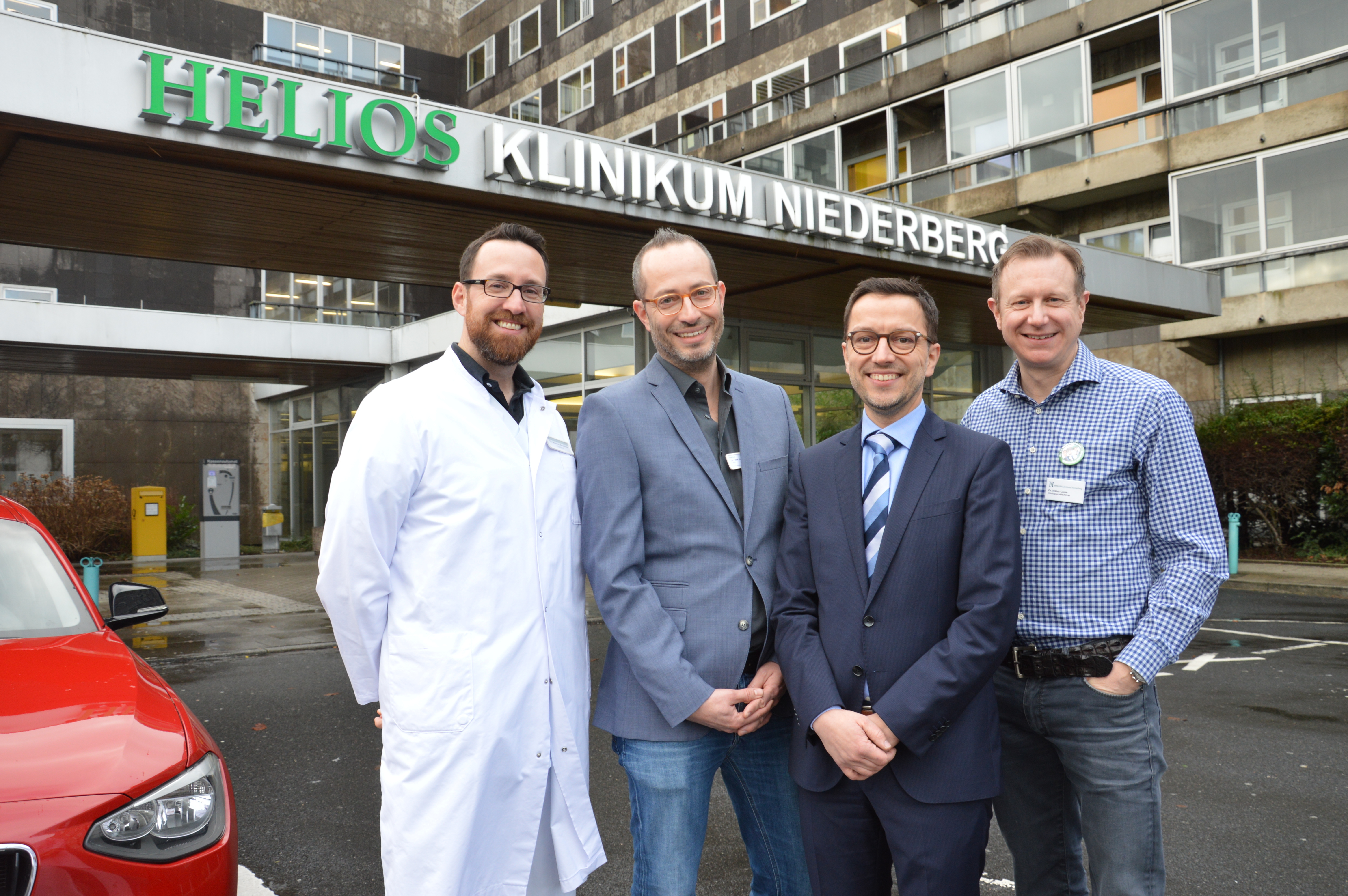 Geschäftsführer Dr. Niklas Cruse (r.) stellte die neuen Chefärzte am Helios-Klinikum Niederberg Dr. Sören Lutz (2.v.l.) und Dr. Till Hasenberg (3.v.l.) vor. Dr. Markus Bruckner (l.) ist seit Jahresbeginn neuer ärztlicher Direktor.