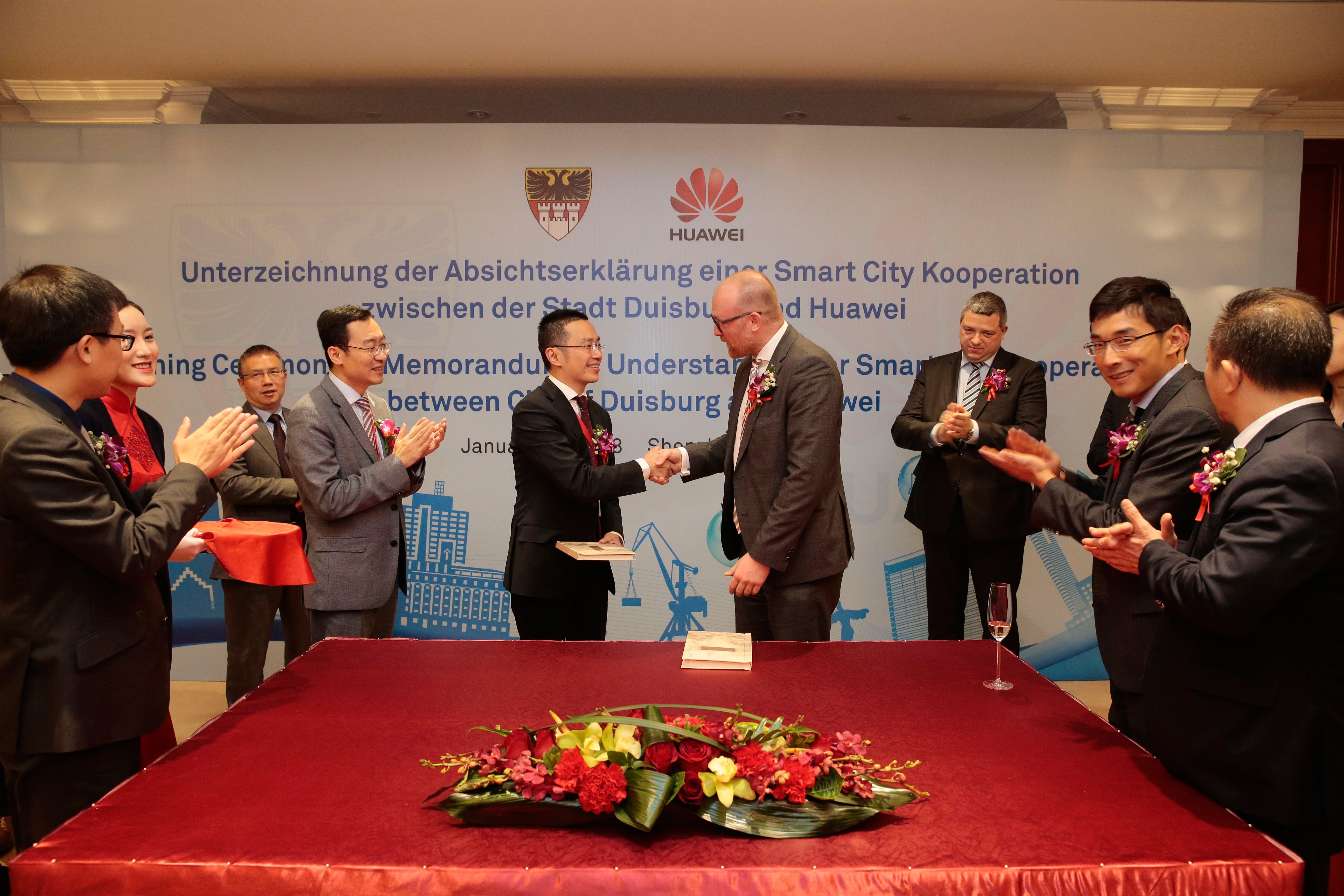 Duisburg wird zur Smart City: Yan Lida, CEO der Huawei Enterprise Business Group (li.) und Oberbürgermeister Sören Link (r.) der Stadt Duisburg unterzeichneten heute ein „Memorandum of Understanding“ in Shenzhen (China).