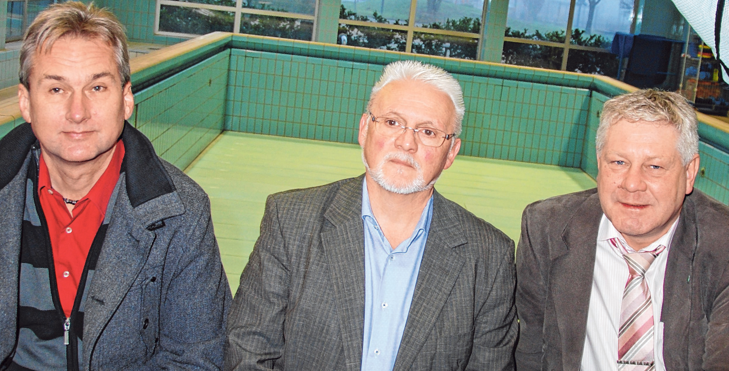 Die Drei vom leeren Schwimmbecken (v.li.): Joachim Hesseling, Lothar Petrikowski und Helmut Czichy hoffen, dass die Pannenserie um das erneuerte Bad der Bönninghardt-Schule bald ein Ende hat.