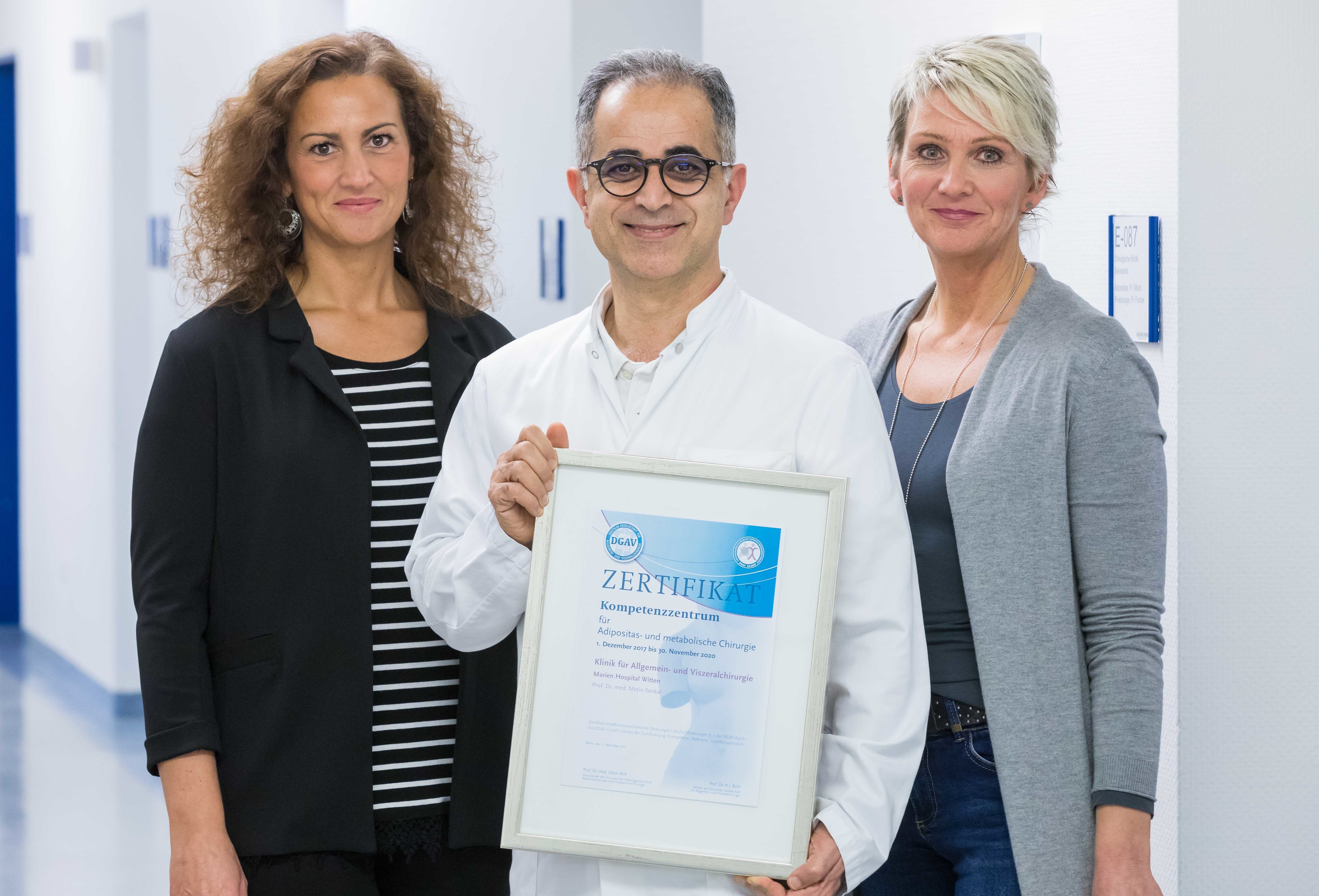 Prof. Dr. Metin Senkal, Chefarzt (m.), Janett Macit, Koordinatorin (l.) und Dörthe Mühlenhardt, Ernährungsberaterin des Adipositaszentrums freuen sich über die Zertifizierung.
Foto: Marien-Hospital