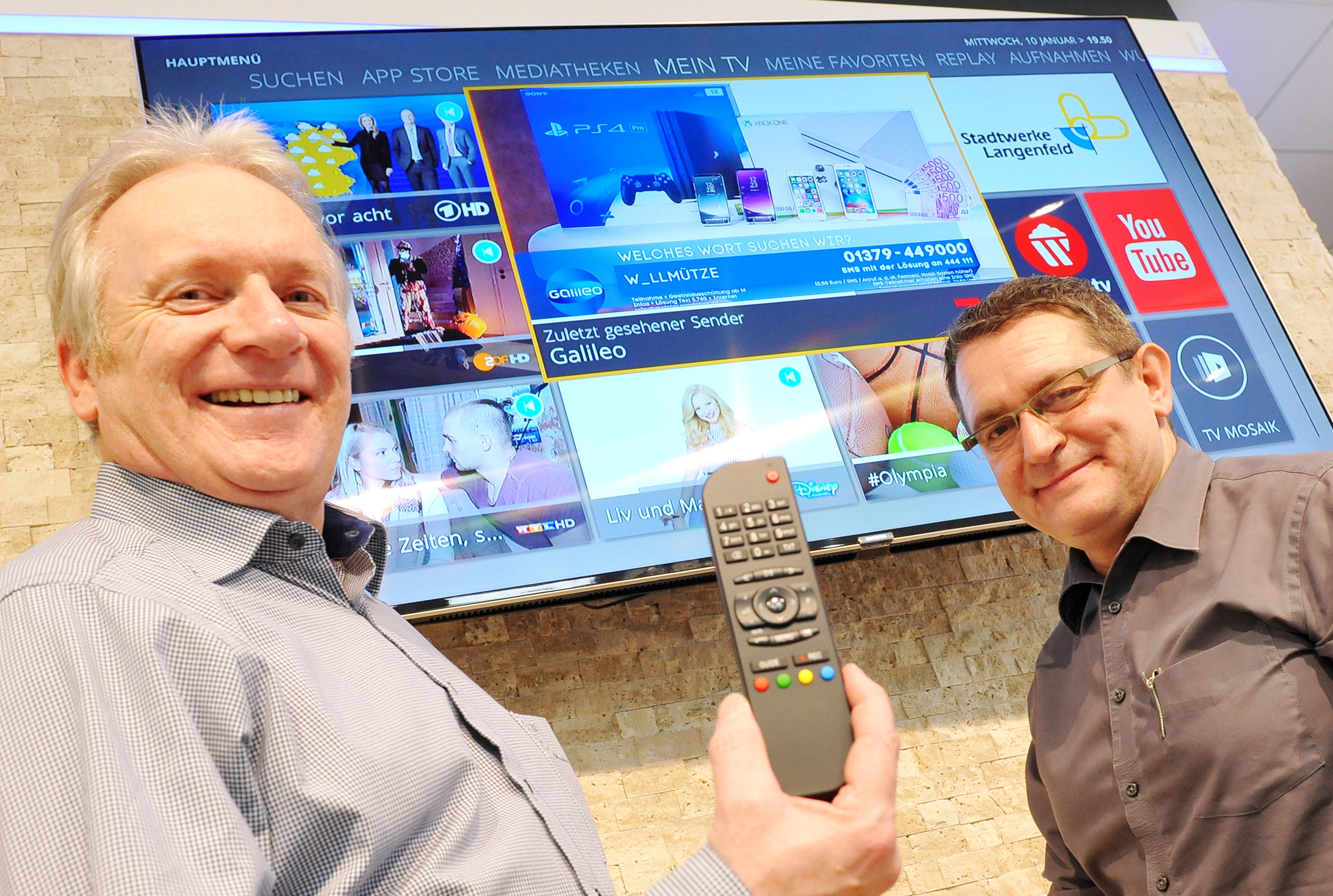 Stadtwerke-Geschäftsführer Kersten Kerl (rechts) und Produktmanager Hans-Werner Graffweg stellen das Fernseh-Erlebnis vor. Foto: Michael de Clerque