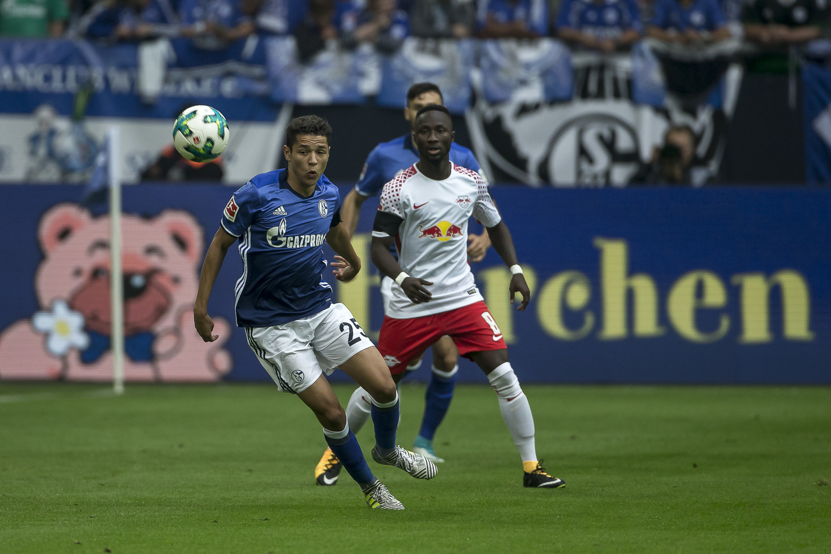 Am 1. Spieltag konnten Amine Harit (l.) und der S04 positiv überraschend und gewannen mit 2:0 gegen Naby Keita und RB Leipzig. Können die Königsblauen auch im Rückspiel einen Coup landen?