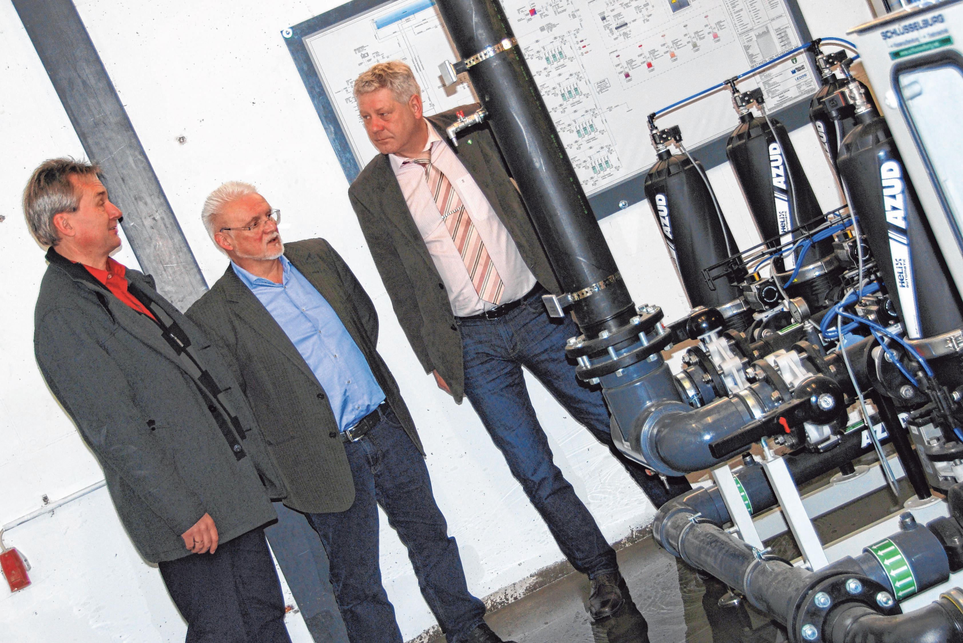 Joachim Hesseling, Lothar Petrikowski und Helmut Czichy rätseln, warum das Wasser aus dem Schwimmbecken gelaufen ist.