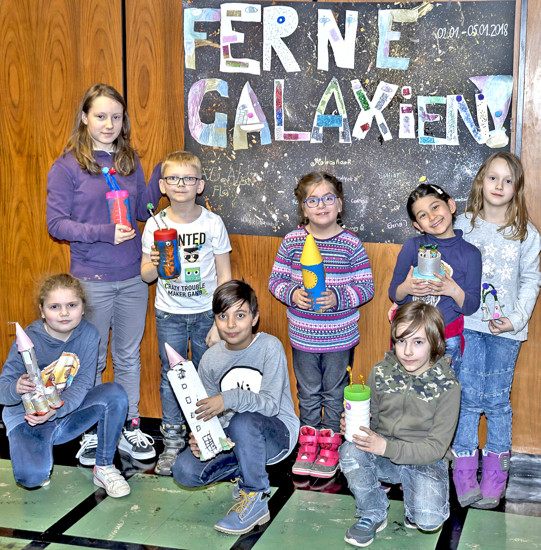 Die Ausstellung der von den Kindern gestalteten Planeten, Raumschiffe und mehr rund ums All sind noch eine Woche lang im evangelischen Jugendheim an der Schonnebecker Straße 25 zu bewundern. Foto: Gerd Kaemper