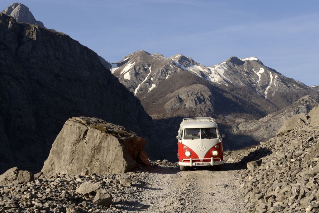 Peter Gebhard zählt zu den bekanntesten länderkundlichen Vortragsreferenten in Deutschland. Auf der Europa-Reise mit seinem alten Bulli fand er traumhafte Landschaften, z. B. die wilden Berge im Norden von Albanien. Foto: privat