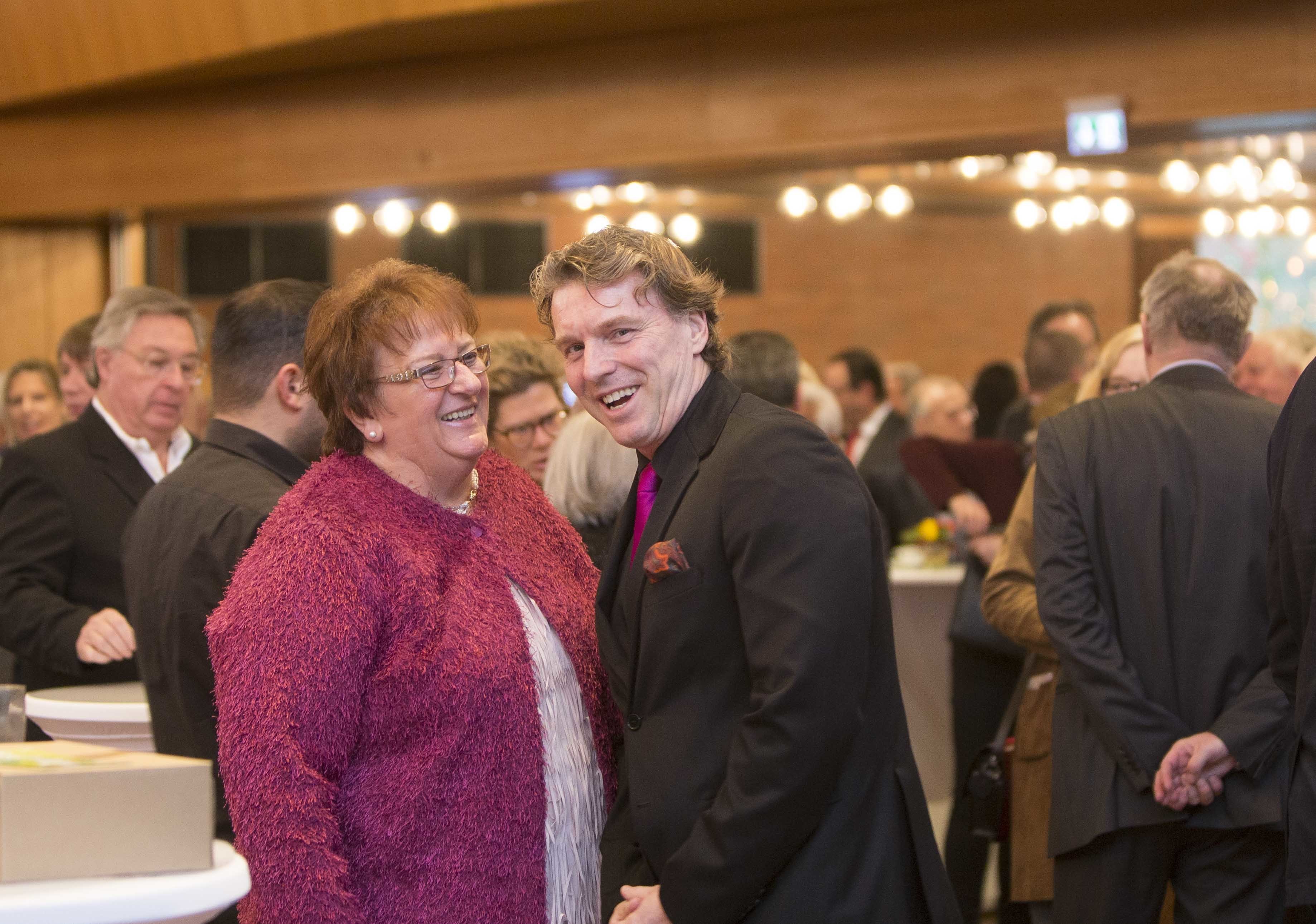 Haben gut lachen: Bürgermeister Christoph Fleischhauer mit Ratsfrau Gabriele Kaenders (DIE LINKE)