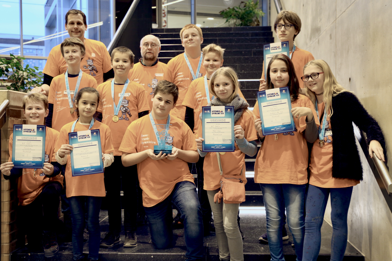 Mehr als nur Trostpreise - das glückliche Team in Siegerlaune: v.l. Paul, Moritz, Liv, Matthias, Lennart, Timo, Sören, Kim, Mia, Julian und Melanie mit Ihren "MINT" Lehrern Maik Bäumer und Martin Emonts-Gast (hinten links).