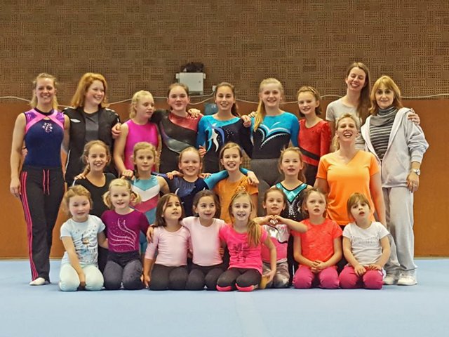 Geräteturnerinnen und Trainer-Team