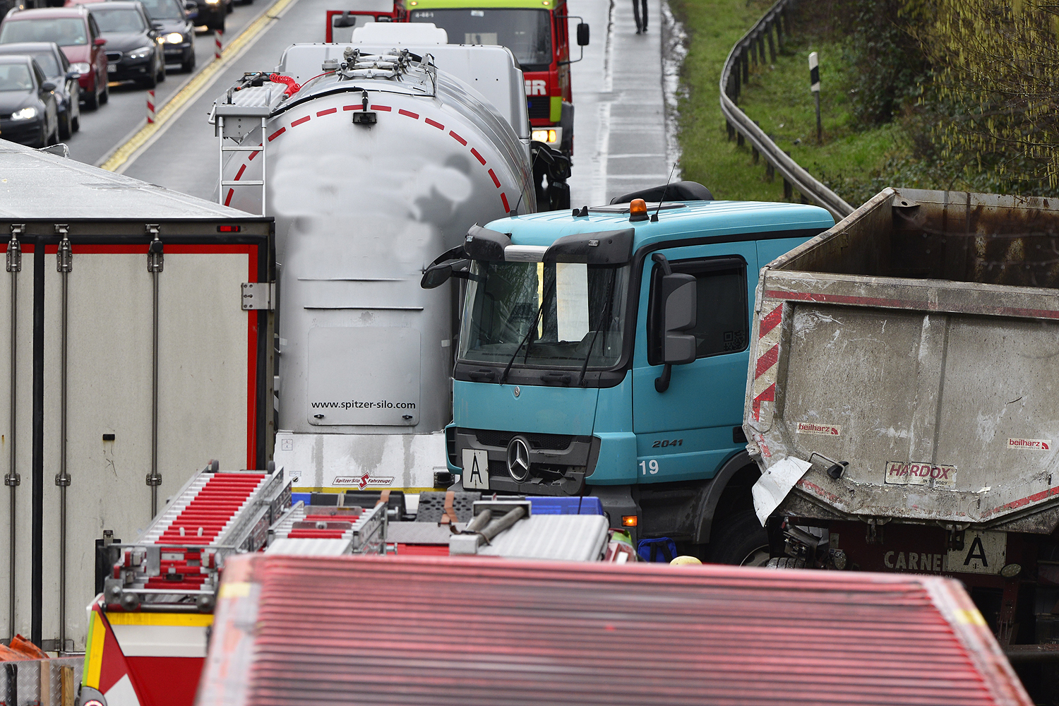 Zwei Lkw waren an dem Unfall beteiligt, der sich am Dienstag, 16. Januar, um 11.18 Uhr auf der B 224 in Fahrtrichtung Essen auf Gladbecker Stadtgebiet ereignete.